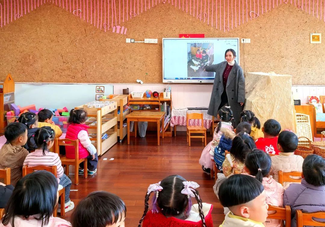 _鸭子和萌娃同上幼儿园？没错，这名“同学”叫“大花”！_鸭子和萌娃同上幼儿园？没错，这名“同学”叫“大花”！